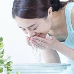 冷热水交替洗脸到底好不好？